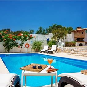 4 bedroom villa with pool close to beach on Akrotiri peninsula, sleeps 8